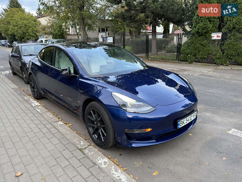 Седан Tesla Model 3 2022 в Рівному