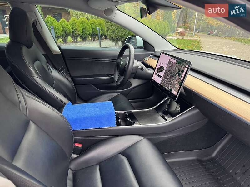 Седан Tesla Model 3 2019 в Львові
