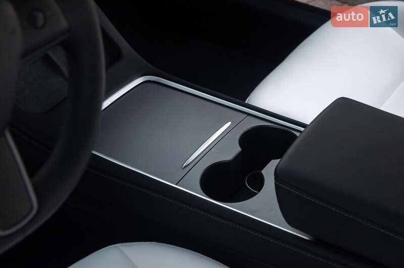 Седан Tesla Model 3 2023 в Днепре