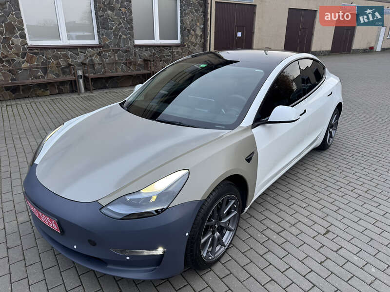 Седан Tesla Model 3 2022 в Володимирі