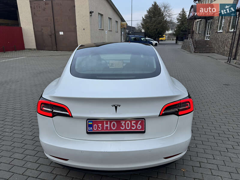 Седан Tesla Model 3 2022 в Володимирі