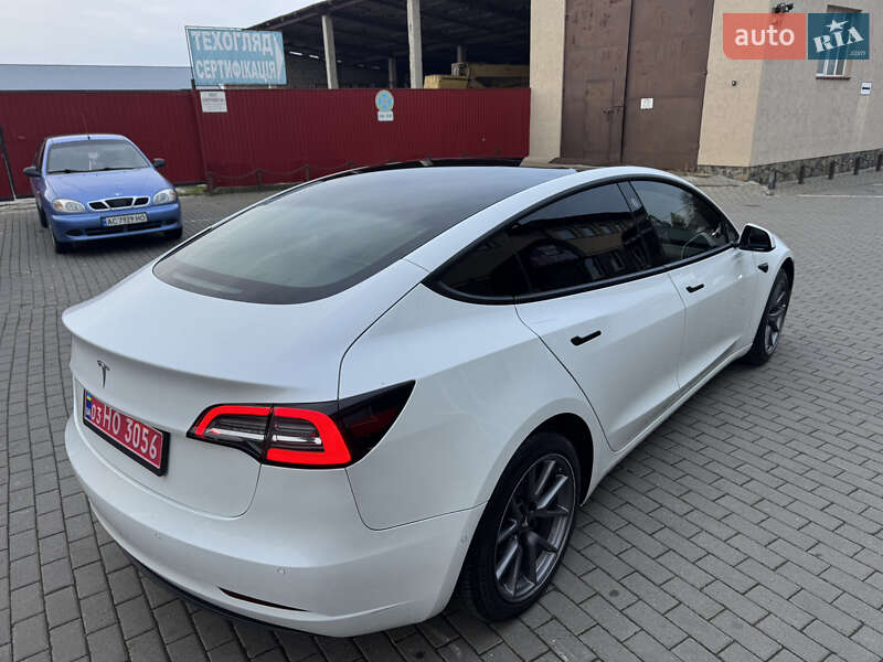 Седан Tesla Model 3 2022 в Володимирі