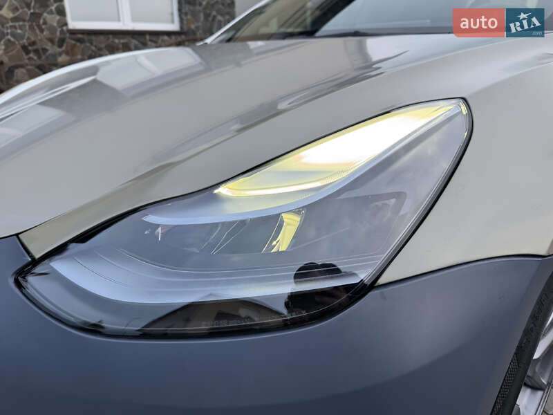 Седан Tesla Model 3 2022 в Володимирі