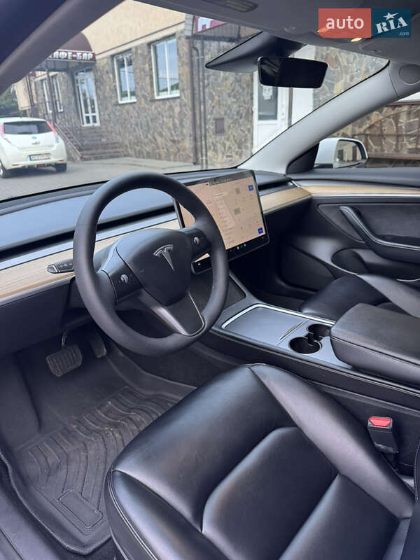 Седан Tesla Model 3 2022 в Володимирі