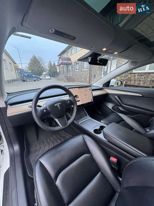 Седан Tesla Model 3 2022 в Володимирі