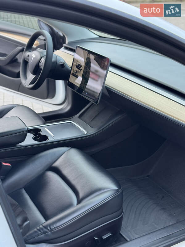 Седан Tesla Model 3 2022 в Володимирі