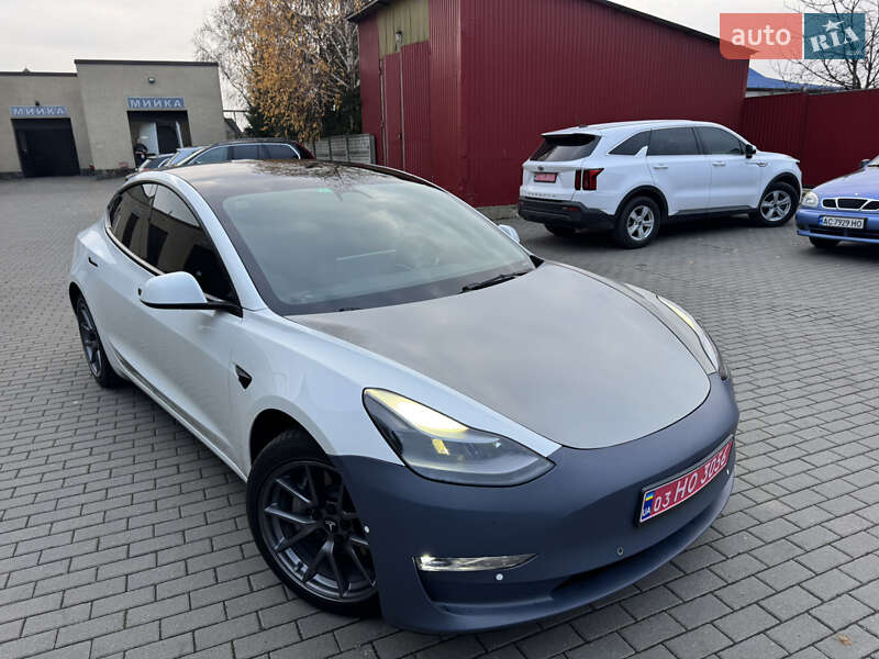 Седан Tesla Model 3 2022 в Володимирі
