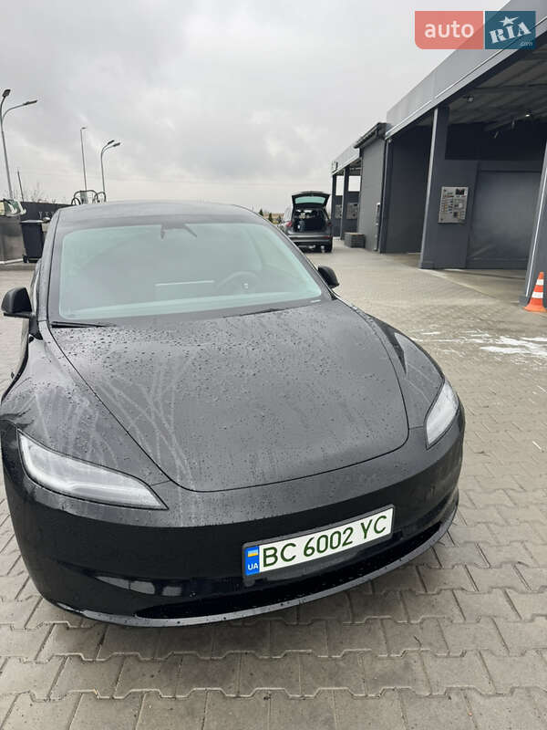 Седан Tesla Model 3 2024 в Буске