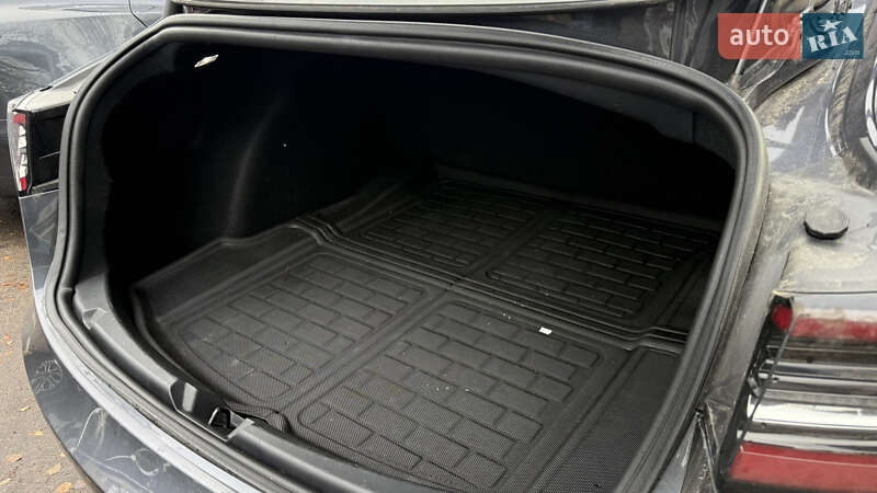 Седан Tesla Model 3 2021 в Львові