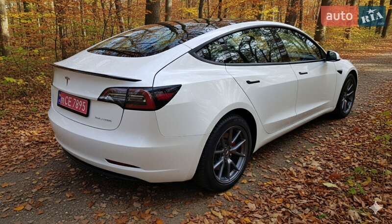 Седан Tesla Model 3 2022 в Киеве