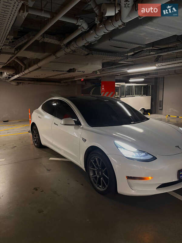 Седан Tesla Model 3 2020 в Львове