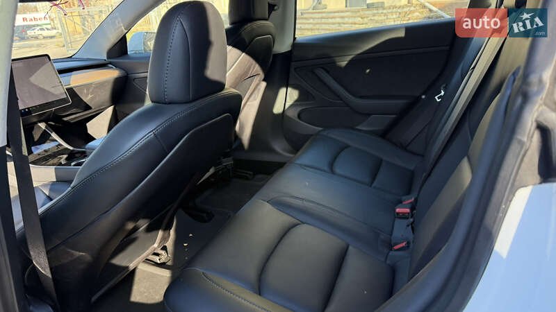 Седан Tesla Model 3 2020 в Львові