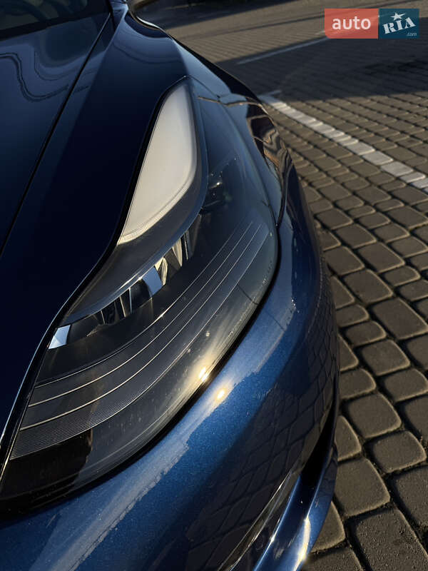 Седан Tesla Model 3 2021 в Львові
