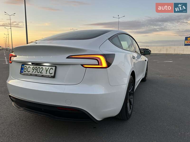 Седан Tesla Model 3 2024 в Львові