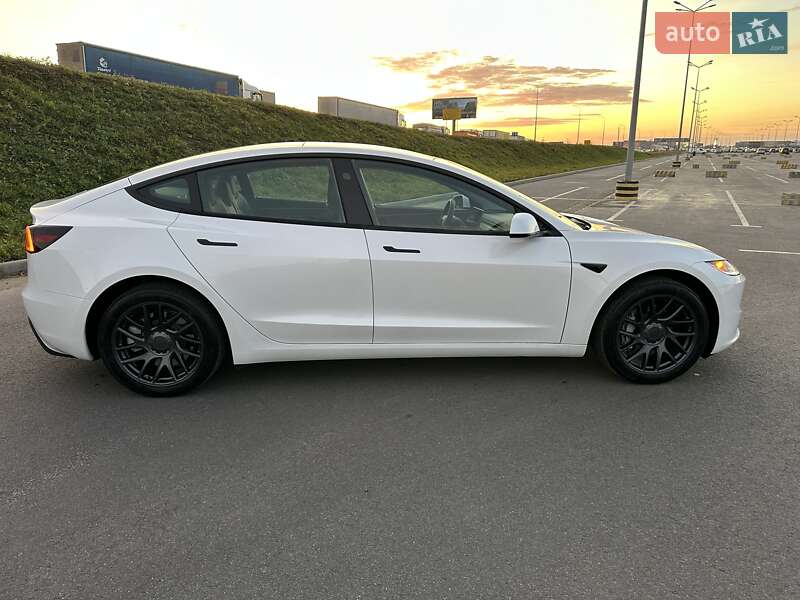 Седан Tesla Model 3 2024 в Львові