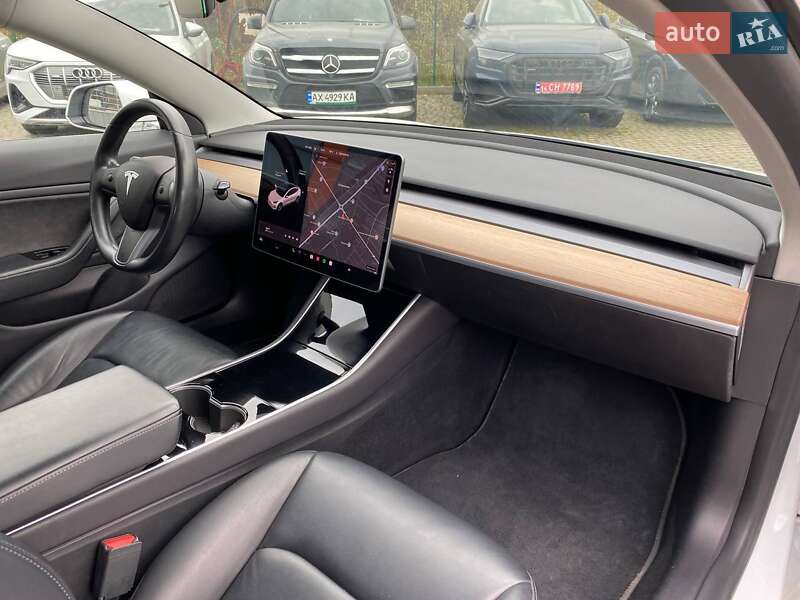 Седан Tesla Model 3 2019 в Львове