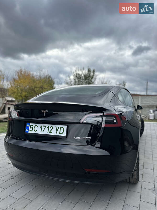 Седан Tesla Model 3 2021 в Львове