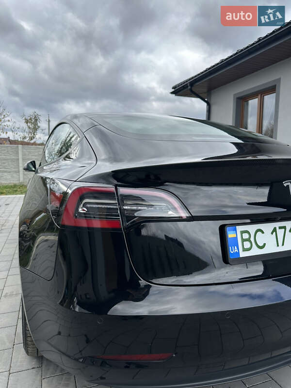 Седан Tesla Model 3 2021 в Львове