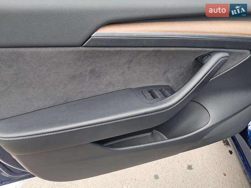 Седан Tesla Model 3 2021 в Львові