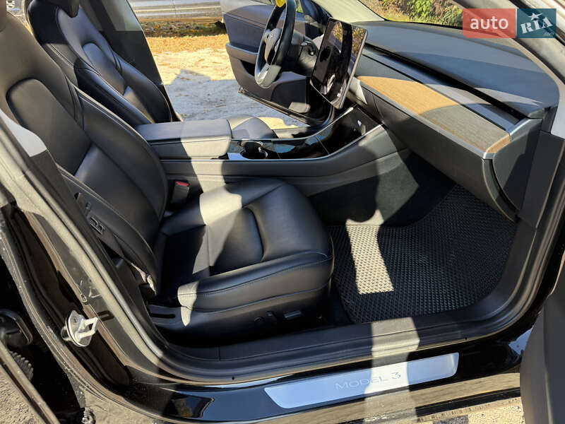 Седан Tesla Model 3 2019 в Нововолинську