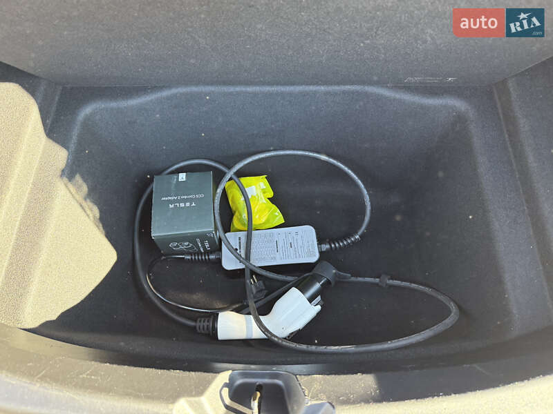 Седан Tesla Model 3 2019 в Нововолинську