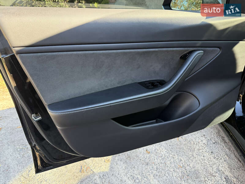 Седан Tesla Model 3 2019 в Нововолинську