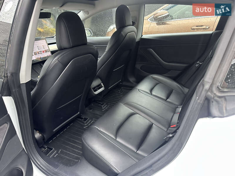 Седан Tesla Model 3 2020 в Львові