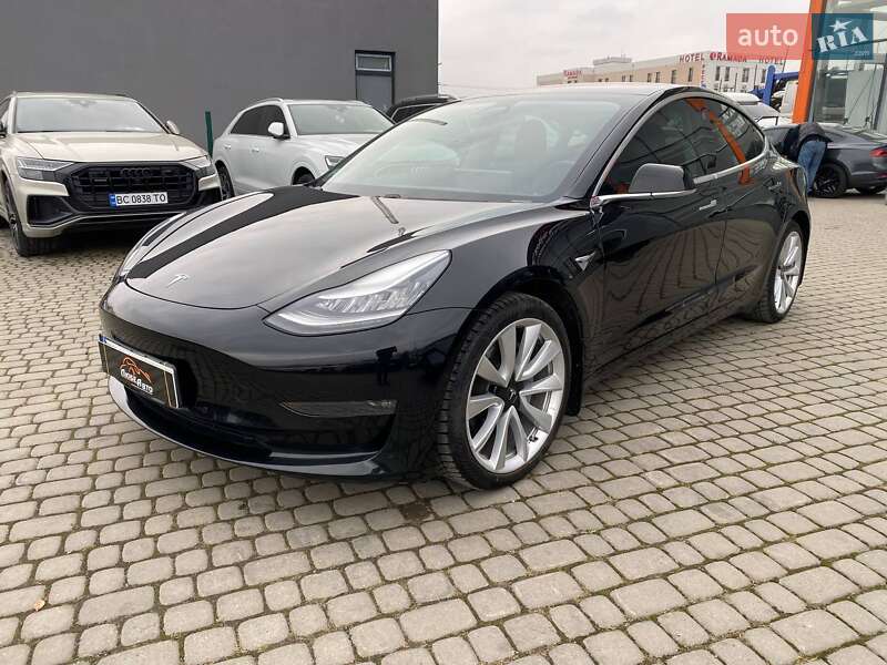 Седан Tesla Model 3 2018 в Львові