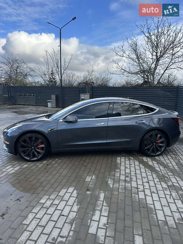 Седан Tesla Model 3 2020 в Івано-Франківську