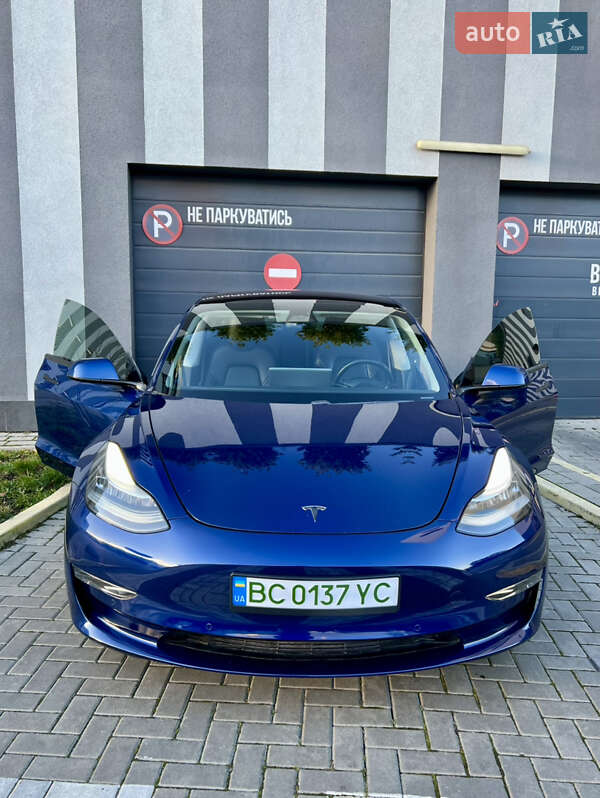 Седан Tesla Model 3 2019 в Львові