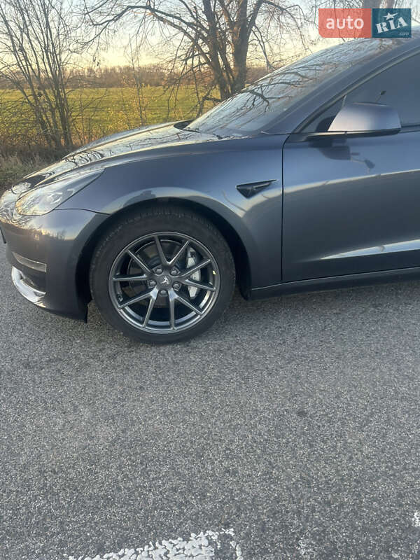 Седан Tesla Model 3 2022 в Черкасах