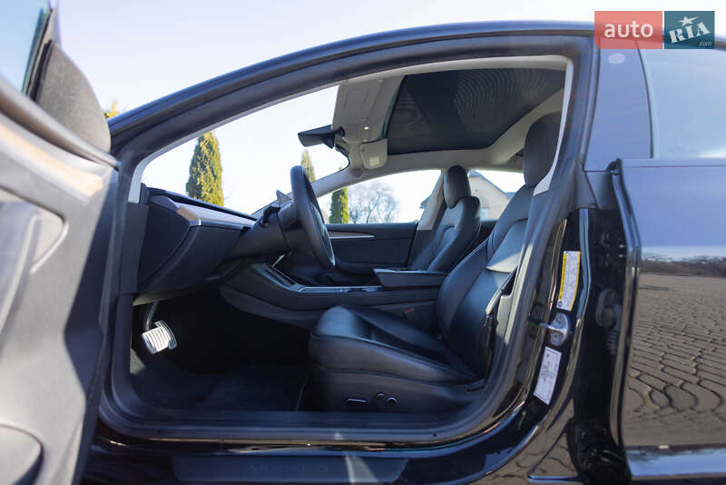 Седан Tesla Model 3 2021 в Львові