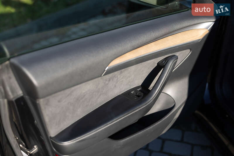 Седан Tesla Model 3 2021 в Львові