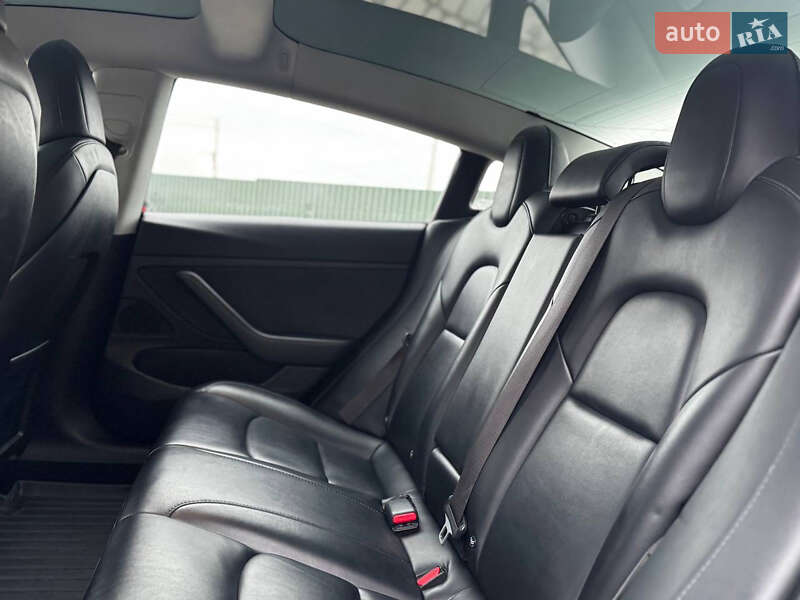 Седан Tesla Model 3 2018 в Львове