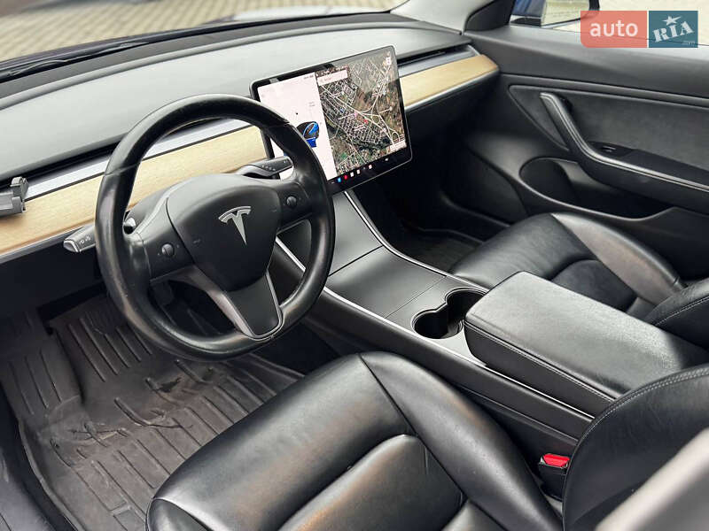 Седан Tesla Model 3 2018 в Львове