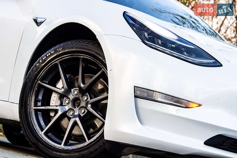 Седан Tesla Model 3 2019 в Львові