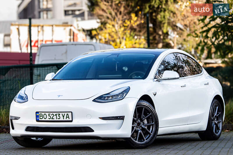 Седан Tesla Model 3 2019 в Львові