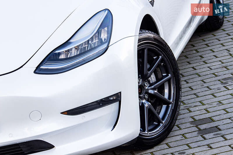 Седан Tesla Model 3 2019 в Львові