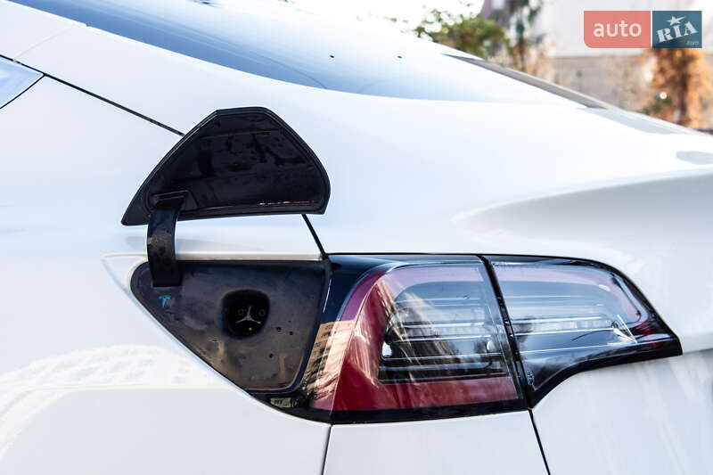 Седан Tesla Model 3 2019 в Львові