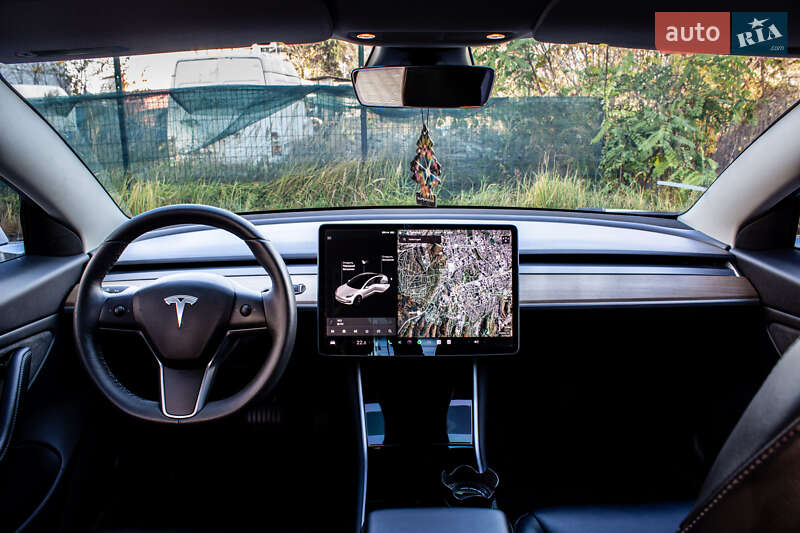 Седан Tesla Model 3 2019 в Львові