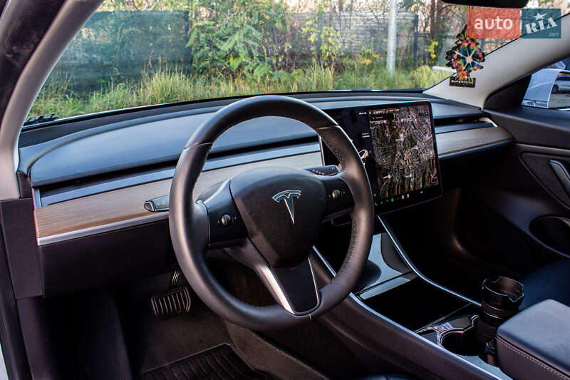 Седан Tesla Model 3 2019 в Львові