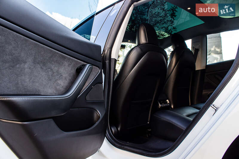 Седан Tesla Model 3 2019 в Львові