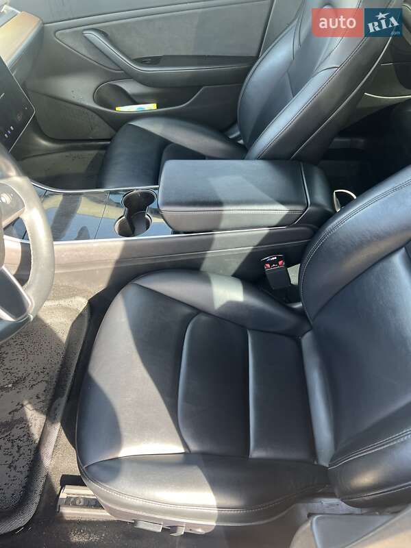 Седан Tesla Model 3 2019 в Черновцах