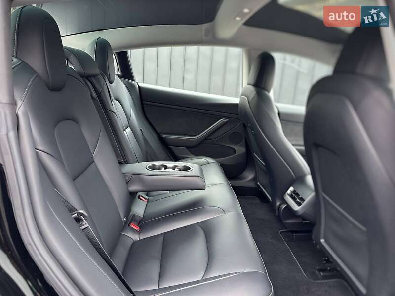 Седан Tesla Model 3 2022 в Луцке