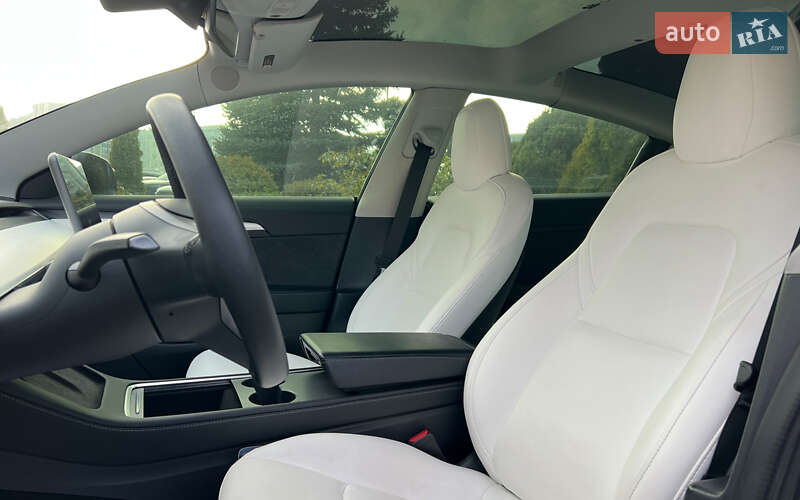 Седан Tesla Model 3 2022 в Львове