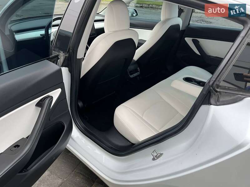 Седан Tesla Model 3 2019 в Остроге