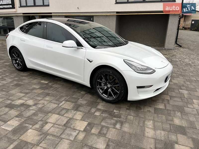 Седан Tesla Model 3 2019 в Остроге