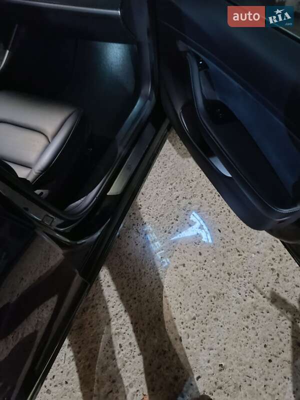 Седан Tesla Model 3 2019 в Черновцах