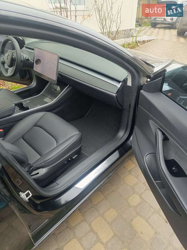 Седан Tesla Model 3 2019 в Черновцах