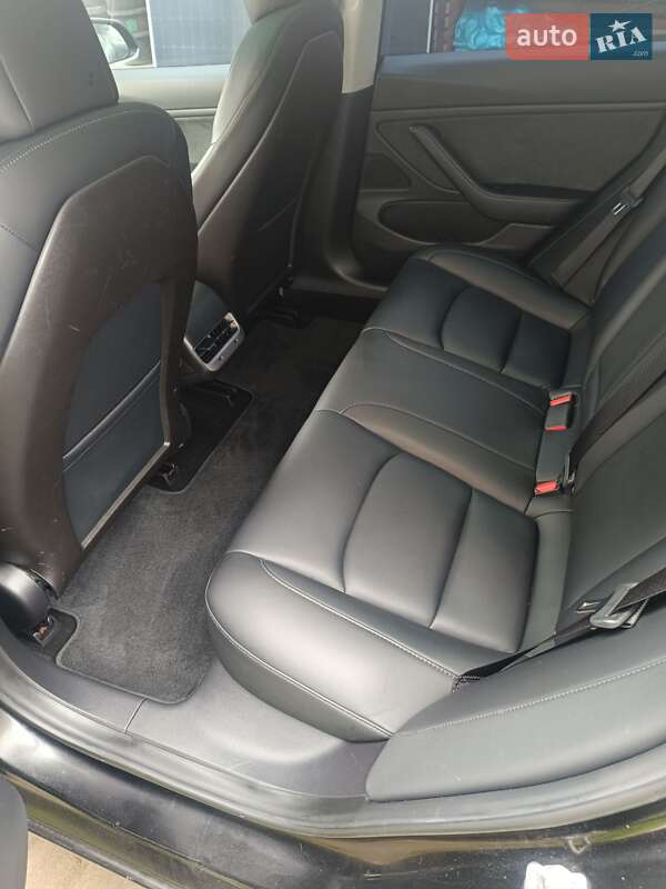 Седан Tesla Model 3 2019 в Черновцах